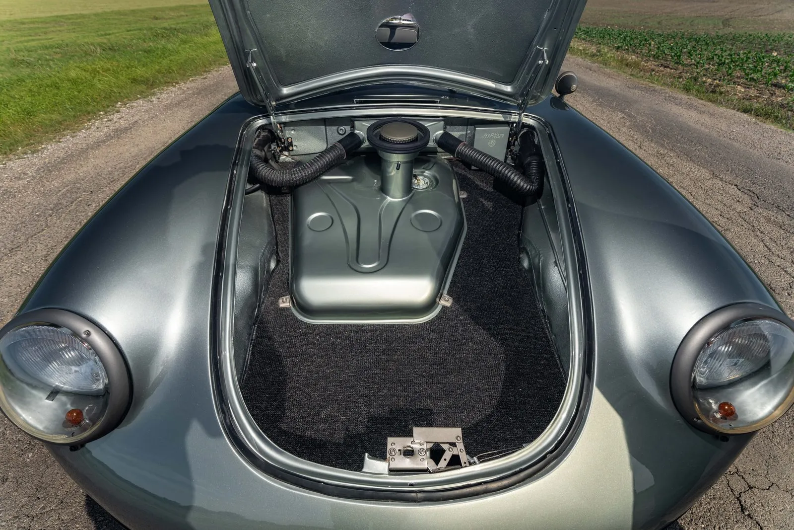 The de-crowned hood with a center fill, a 550 Spider gesture